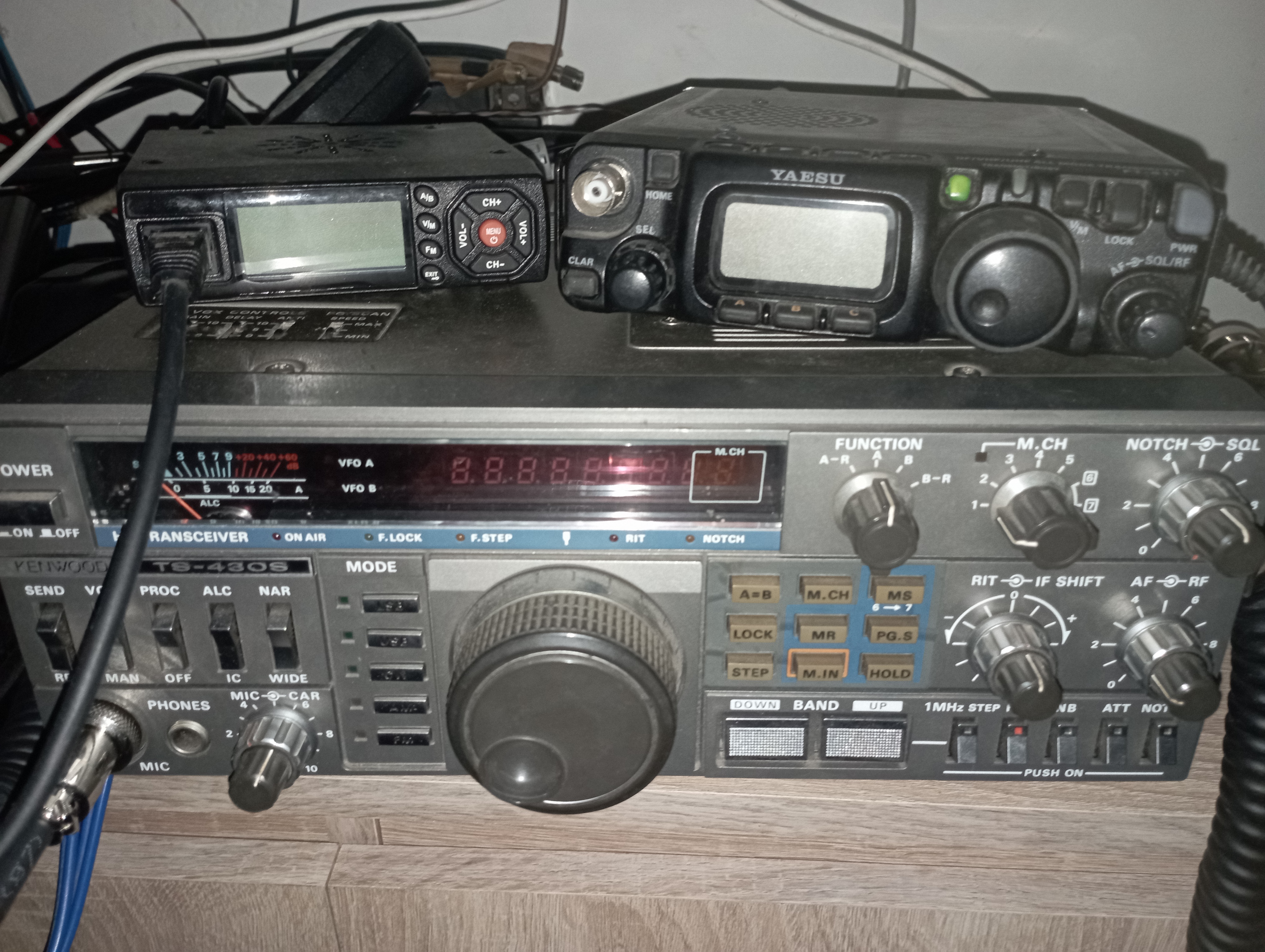 HA3GX rádióállomás shack Balatonszabadi — Kenwood TS-430S, Yaesu FT-817ND, BJ-218